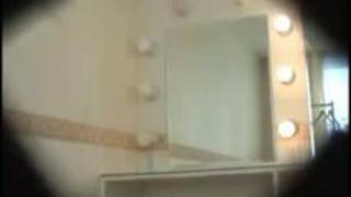 ドレスルームでビキニに切り替える日本の女の子。