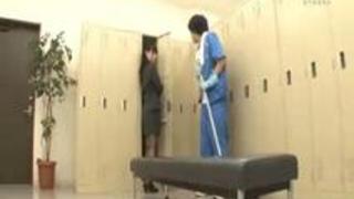 ビル清掃のバイト中、楽しみなのは女子ロッカーの清掃！わずかに残ったいい香りに興奮していたら、ソソる清楚系OLとばったり遭…