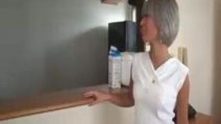 銀髪黒ギャルの見た目に反して献身的な良い主婦AIKAがお義父さんに襲われてしまう動画