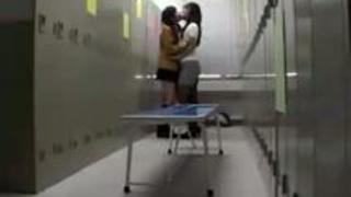 【キス】巨乳の熟女のディープキス動画。可愛いレズ女子高生に迫られ、ディープキスしちゃう巨乳美熟女教師！