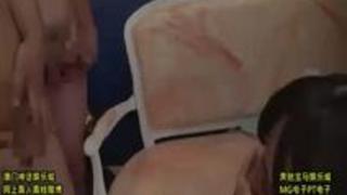 【エロ動画】チンコに囲まれてざーめんぶっかけられているハーフの女の子