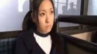 バスに乗っていたら目の前にノリのよさそうな不良JKがいたのでチンコをしごかせましたｗｗｗ