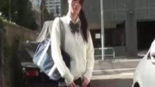 貴方のパンティー見せてもらっていいですか？』ヤリマンビッチ巨乳ギャル女子高生を素人ナンパで駐輪場&マンションで個人撮影スカートパンチラ