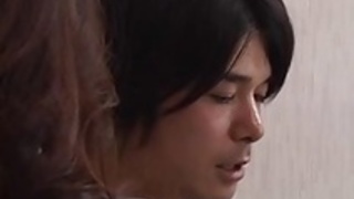 少年は赤ちゃんに面するお母さんを愛している