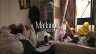 タイトスカートを穿かされて…。