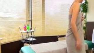 巨乳美女へのオイルマッサージ！美人でエロい彼女におちんちんによるマッサージを！ by erotica1.net