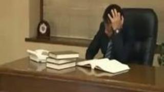 【エロ動画】仕事欲しいだろ！？面接中にワンマン社長の絶倫チンチンをふぇらちおチオする求職中の熟女