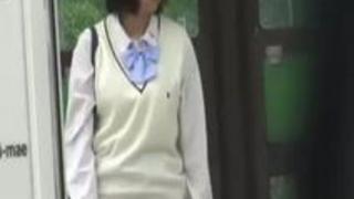オナニーがしたくて家まで我慢できなくなった女子校生が公園のベンチでヤリ始めた