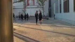 一人で帰宅中の真面目そうなJKをターゲットに満員電車で痴漢する輩