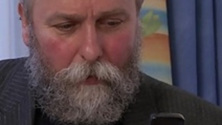 古い夫は彼の若い金髪の妻を性交させるために友人に電話する