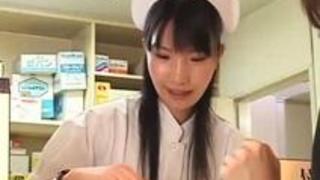 《時間停止》顔舐めペロペロ！無表情で潮吹きさせ同僚にヤリホーするベテランナース！