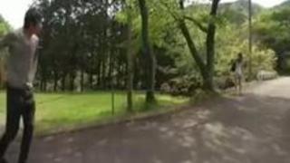 《人妻ナンパ》ブラ無しで外出してた人妻に水かけイタズラ→そのまま他人棒でザーメン中出し！