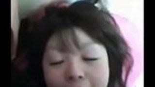 アマチュア日本人女の子は陰茎で餌を食べる