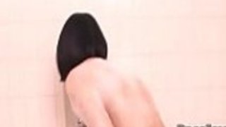 いたずらっ子に沿ってシャワーで甘い指を犯して鶴木みかん