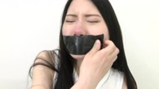 テープギャグを使ったノーズプレイ