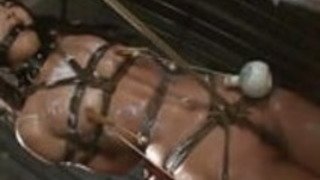 アジアのおばあさん鈴鹿若菜が拘束され、