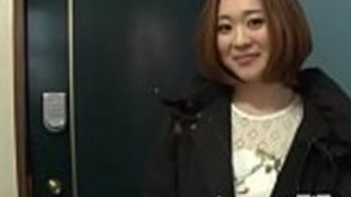 乳房の日本人は彼女のボトムを見せます