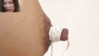 ちひろは乳首の拷問を大好き - タイ、ピンチ、ブラシ