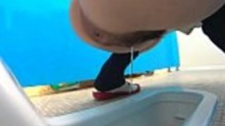 無修正 JKが和式トイレでおしっこ