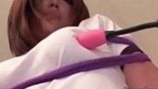 葉山綾香とベッドでセクシーな日本の奴隷のセックスプレイ