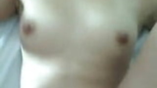 かわいいアジアのブルネットハニーが吸って、小さな雄鶏に乗る