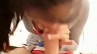 私のアジアの同級生はキャンプ中に私を吸う