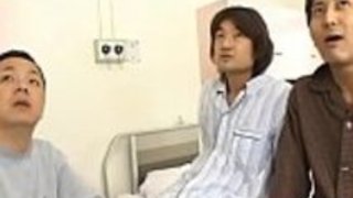 看護師はそれを犬の位置に取る