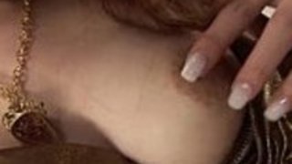 豪華で角質な廣田さくらは、彼女のおっぱいと猫で遊んでいます