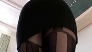 【xvideos】美人セクシーなパンストタイトスカート美脚痴女同僚ギャル女教師の、大橋未久の淫語脚コキ無料動画。【大橋未久動画】