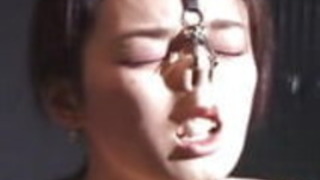 奇妙なJAV BDSM縛られた紐と鼻のフック