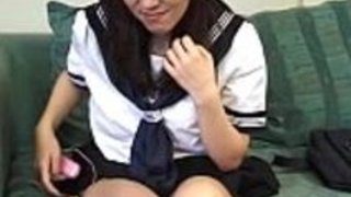 小さなバイブレーターで彼女のつまずくを喜ばせる