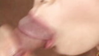 自慰行為のアジア人のベイビーは、ハードコックを吸う