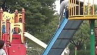 いたずらな学生がおしっこする