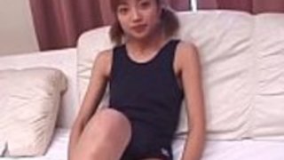 ベッドで彼女の角質の小さなquimと遊ぶティーン日本のかわい子