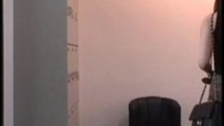 【熟女エロ動画】スタイルの良いお姉さんの生着替えちら見でおっぱい丸出し