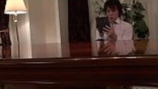 キューティーは2つの脂肪ノブを吸う