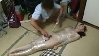 【拘束レイプ動画】ヤバ過ぎる性癖！女性を家に監禁し全身をラップでグルグル巻きにした後ハメる変態男！
