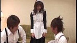 彼女がアパートの清掃に取り組んでいるとき、愛内詩織