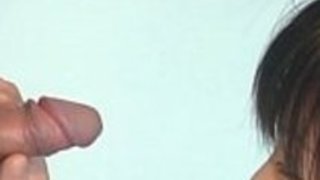 学校でブルネットアジアは、彼女の口を充填ペッカーで満たします