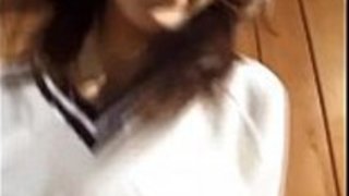 笑顔の日本のアジア人の女の子がセックスを楽しむ