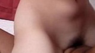 ラスティーな十代の日本人は彼女のスリットにコックをフィットさせ、それを激しく乗る