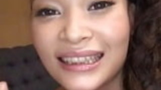 赤い日本人女の子のフェラチオ