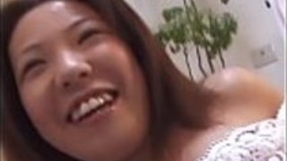 恥ずかしがり屋の日本の美しさは情熱的に犯された