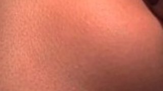 かわいいジャップスクールベイビー、小さなおっぱいでコックヘアを弄ぶ