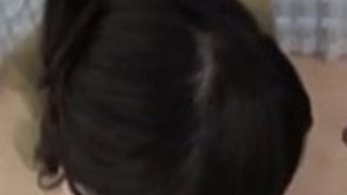 アリーサ中野は、彼女のリビングルームでコックをつかんでくすぐります