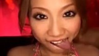 彼女は彼女の舌の上でおしゃべりをする