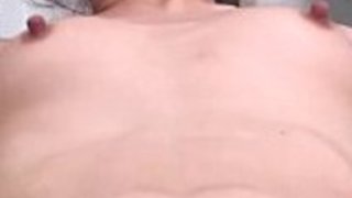 彼女の小さなセックスの穴に全体のシャフトフィッティング裸の豪華な日本人