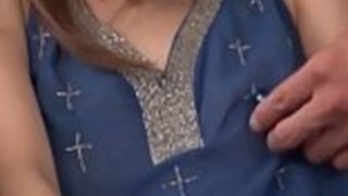 かわいいベイビーメリ金野は、彼女の毛むくじゃらのジューシーな猫がハード指を取得