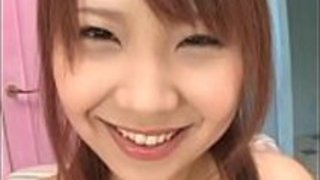 おもちゃを犯している巨乳なブルネットの嫌なベイビー