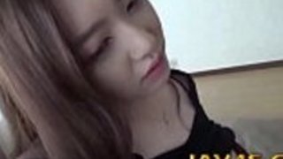 かなり肌の白い美女のアソコをかき回す